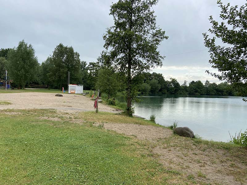 Der Badesee Achernsee in Achern in Baden-Württemberg