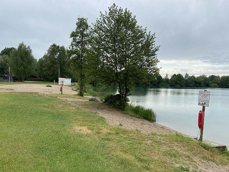 Der Badesee Achernsee in Achern in Baden-Württemberg