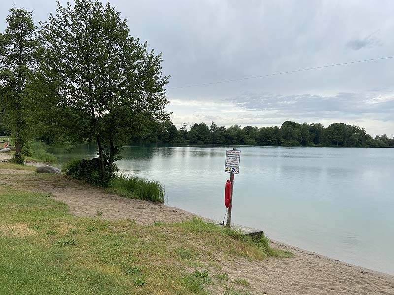 Der Badesee Achernsee in Achern in Baden-Württemberg