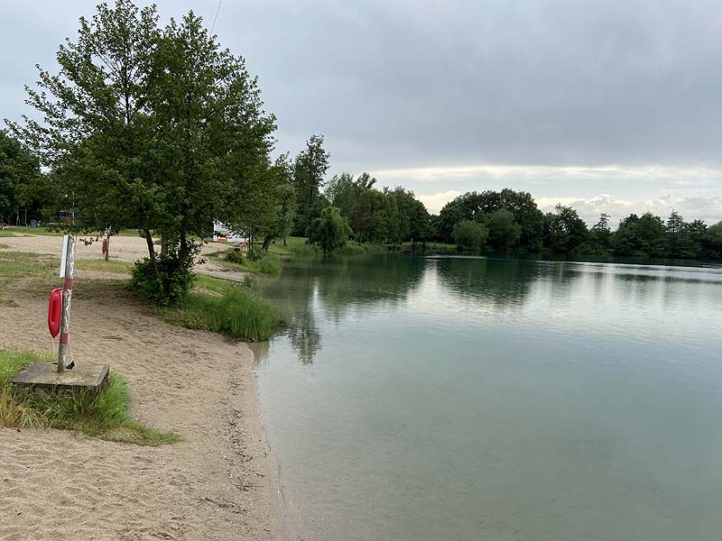 Der Badesee Achernsee in Achern in Baden-Württemberg