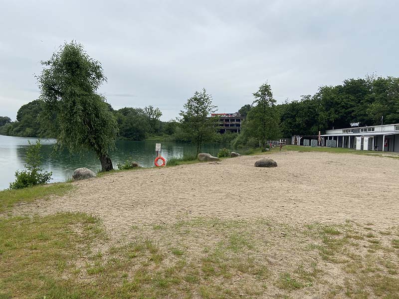 Der Badesee Achernsee in Achern in Baden-Württemberg
