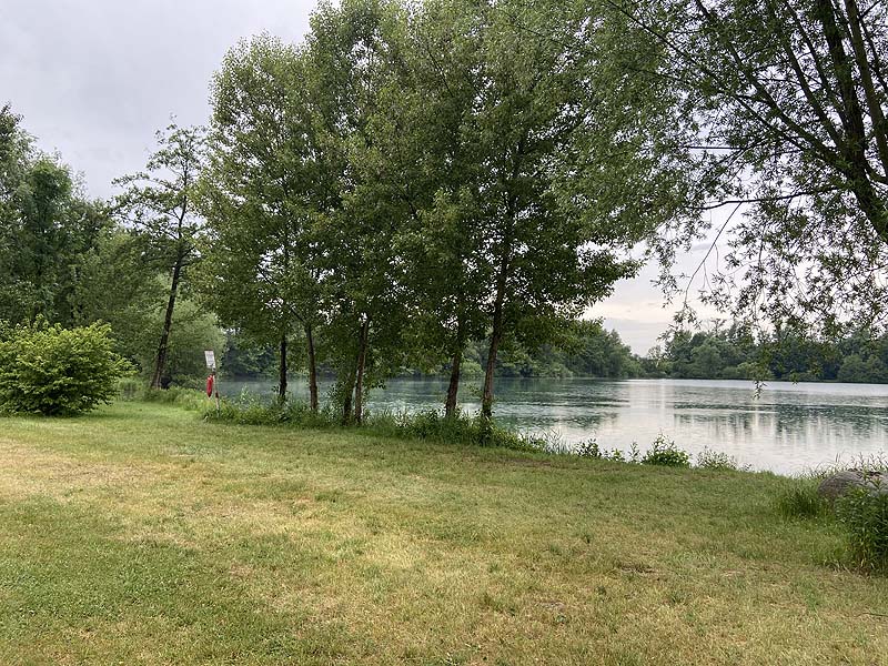 Der Badesee Achernsee in Achern in Baden-Württemberg