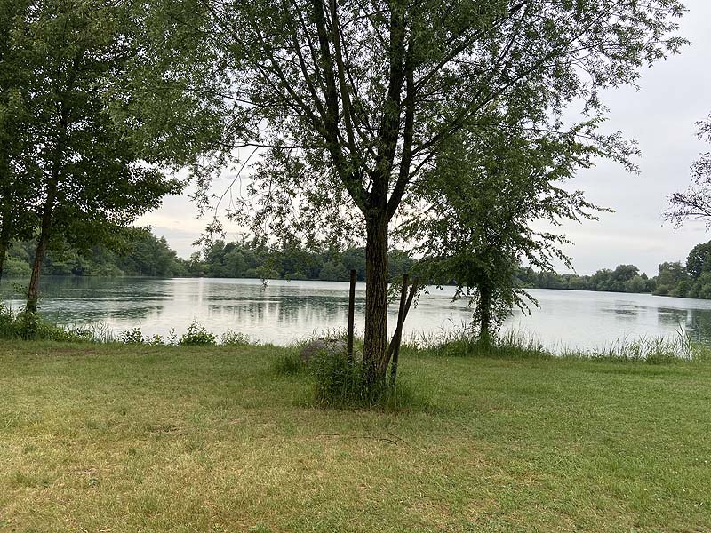 Der Badesee Achernsee in Achern in Baden-Württemberg