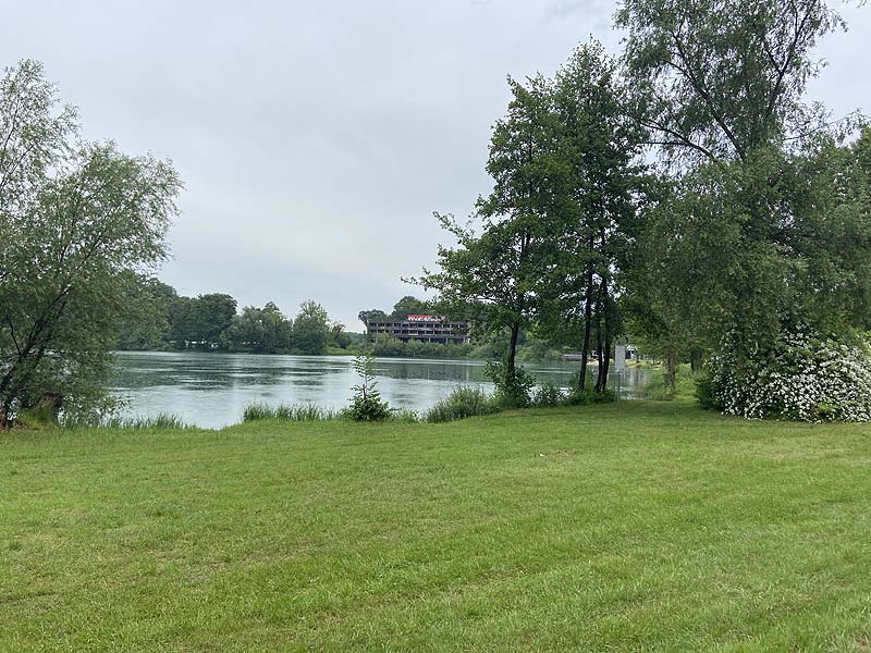 Der Badesee Achernsee in Achern in Baden-Württemberg