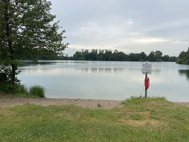 Der Badesee Achernsee in Achern in Baden-Württemberg