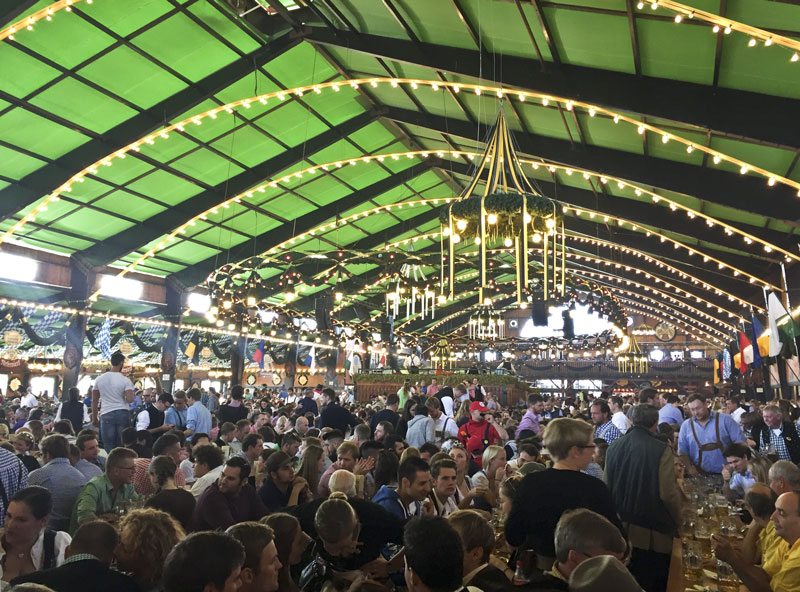Die Augustinerbräu-Festhalle auf dem Münchner Oktoberfest (Augustiner)