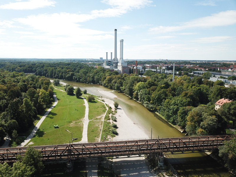 Der FKK-Platz an der Brudermühlbrücke, Nacktbaden an der Isar in München