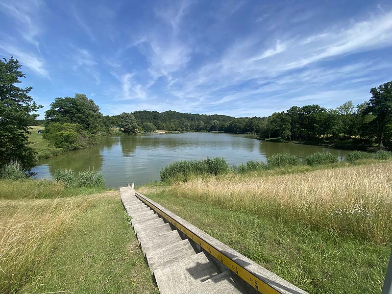 Der Badesee Degenbachstausee in Jagstheim in Baden-Württemberg
