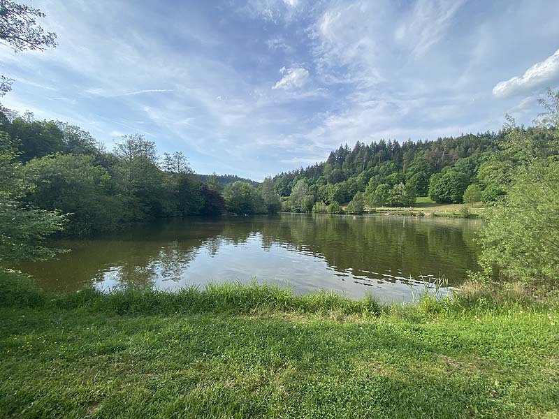 Der Badesee Diebach-Stausee in Fichtenberg in Baden-Württemberg