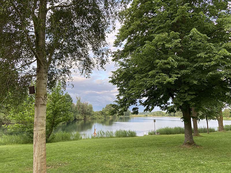 Der Badesee Erländersee in Hügelsheim in Baden-Württemberg