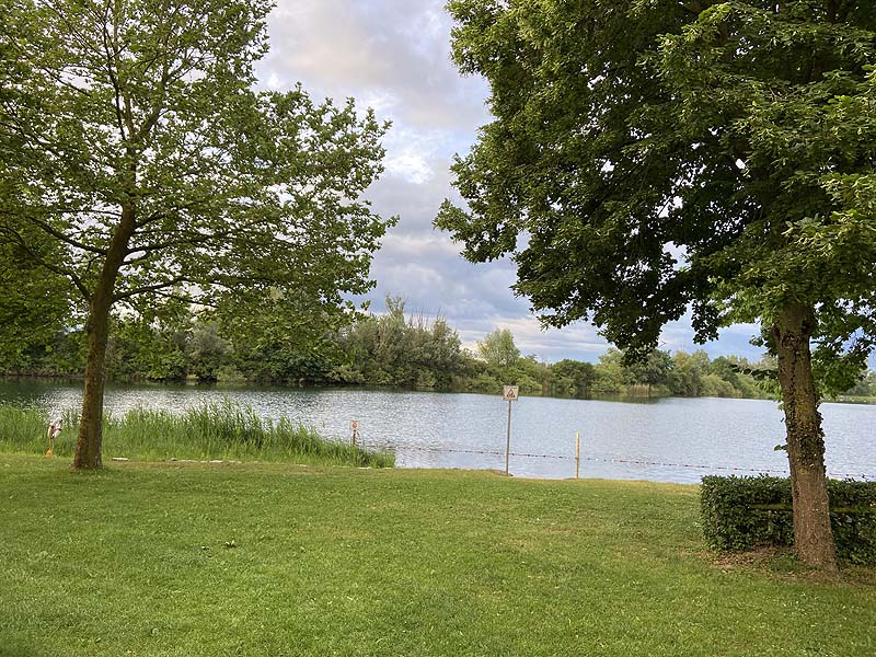 Der Badesee Erländersee in Hügelsheim in Baden-Württemberg