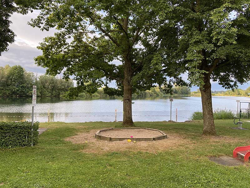 Der Badesee Erländersee in Hügelsheim in Baden-Württemberg