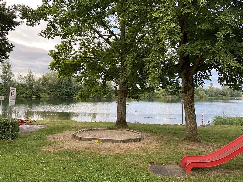 Der Badesee Erländersee in Hügelsheim in Baden-Württemberg