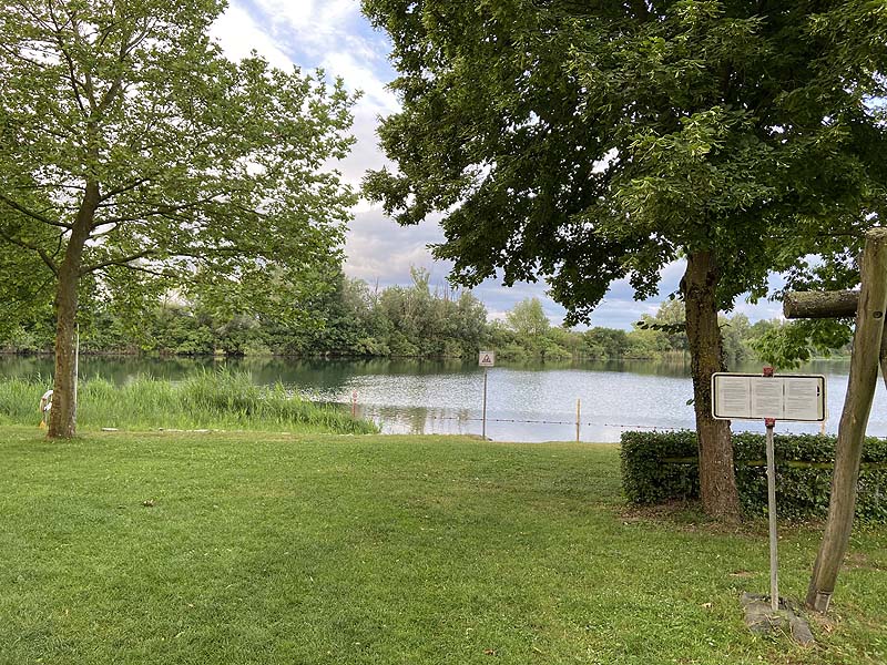 Der Badesee Erländersee in Hügelsheim in Baden-Württemberg