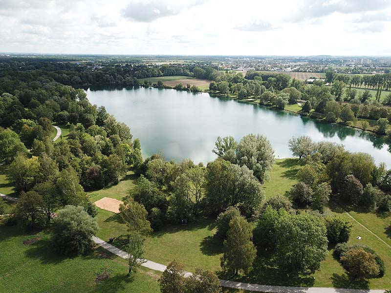 Luftaufnahme vom Feldmochinger See in München aus dem Jahr 2019