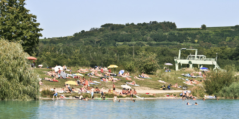 Titelbild Nacktbaden in Baden Würtemberg - gemischter FKK/Textil Strand am Baggersee in Breisach-Rimsingen