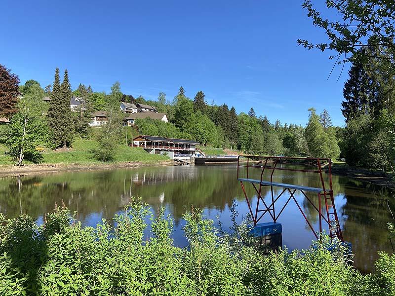 Der Badesee Klosterweiher in Friedenweiler in Baden-Württemberg