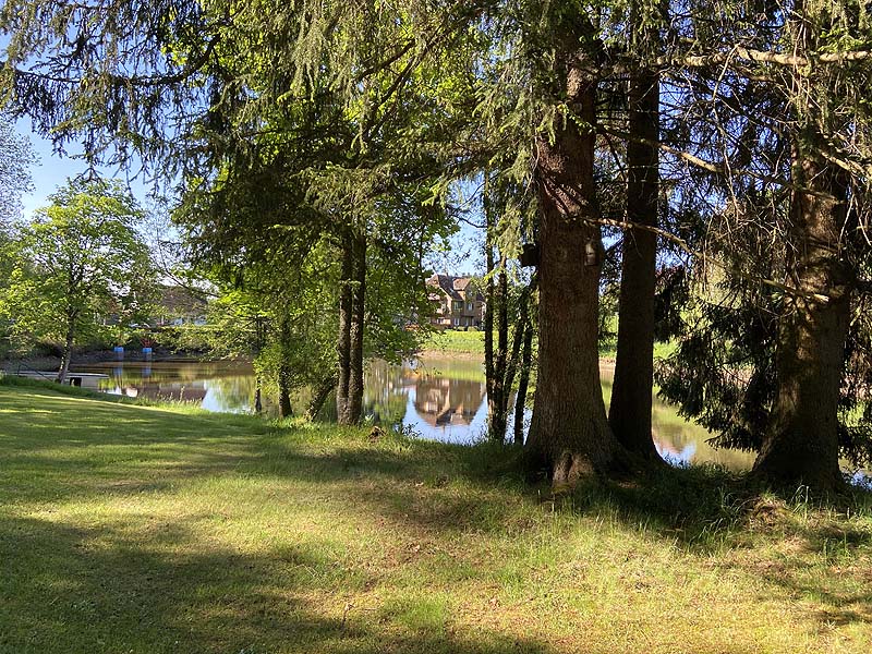 Der Badesee Klosterweiher in Friedenweiler in Baden-Württemberg