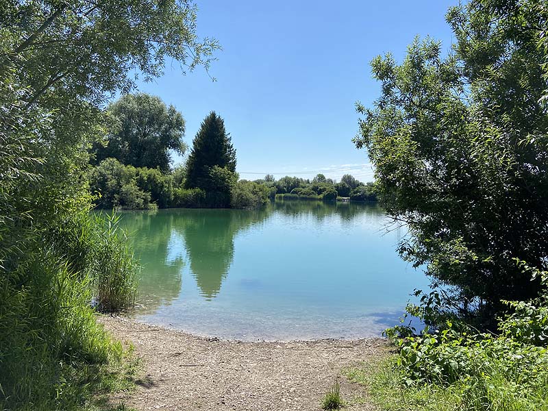 Der Badesee Fünfminuten See in Kissing in Bayern