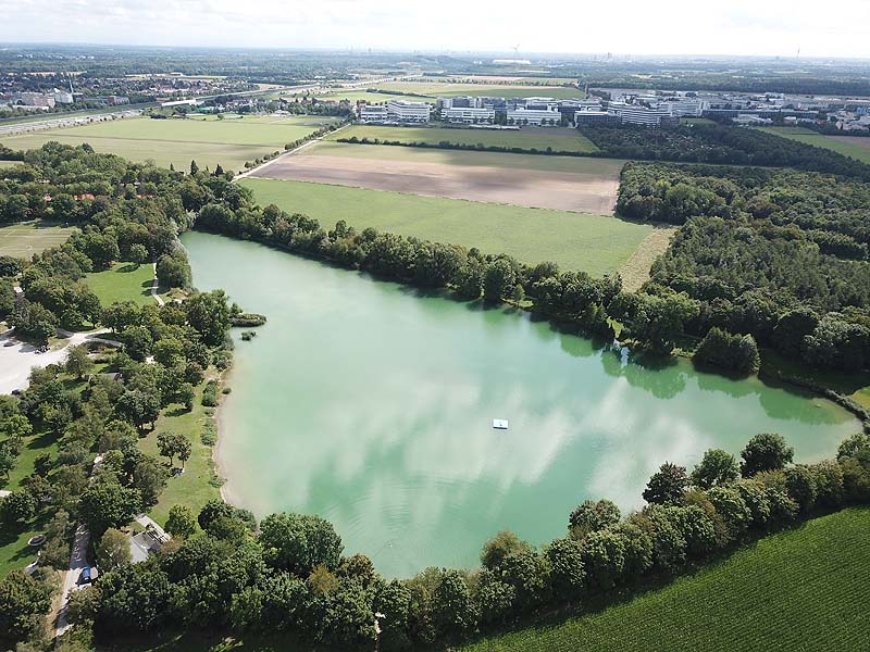 Luftaufnahme, Luftbild vom Badesee Garchinger See in Garching bei München