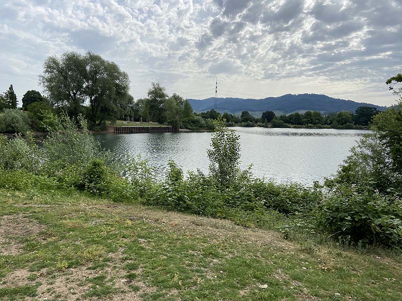 Der Badesee Strandbad Gifiz in Offenburg in Baden-Württemberg