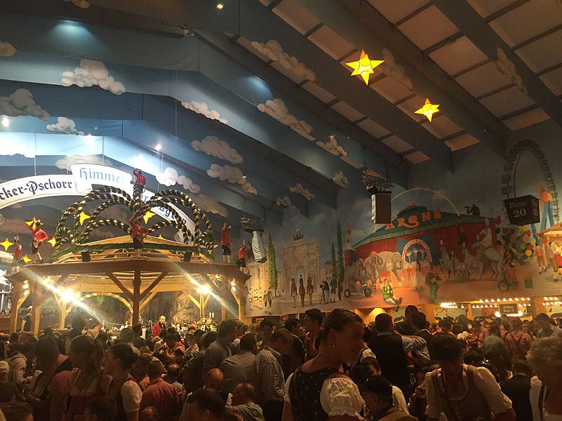 Das Hacker-Festzelt auf dem Münchner Oktoberfest (Hacker-Pschorr)