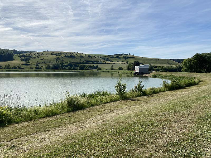 Der Badesee Härtsfeldsee in Dischingen in Baden-Württemberg