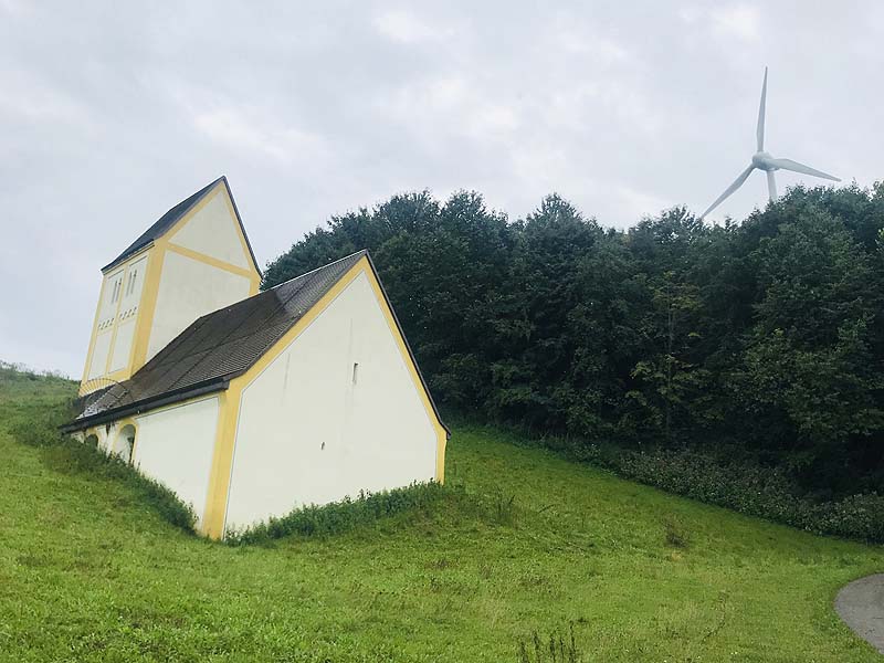 Die Heilig-Kreuz-Kirche im Versunkenen Dorf in Großlappen