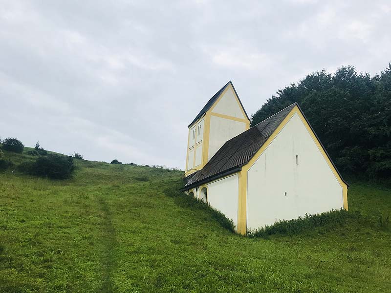 Die Heilig-Kreuz-Kirche im Versunkenen Dorf in Großlappen
