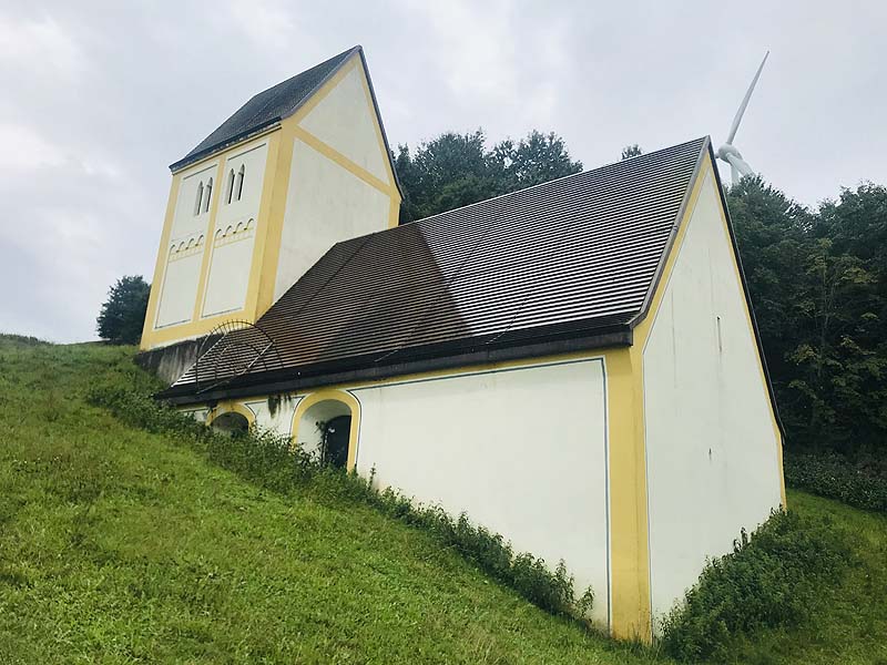 Die Heilig-Kreuz-Kirche im Versunkenen Dorf in Großlappen