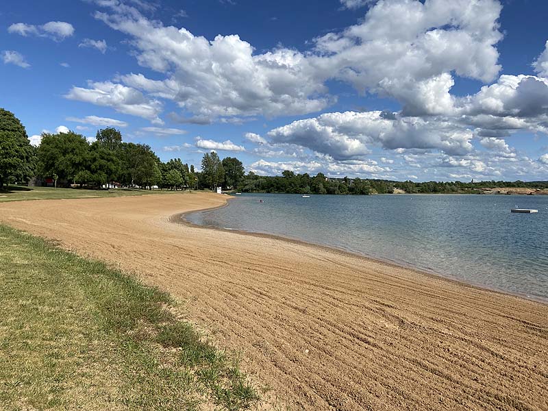 Der Badesee Hardtsee in Ubstadt-Weiher in Baden-Württemberg