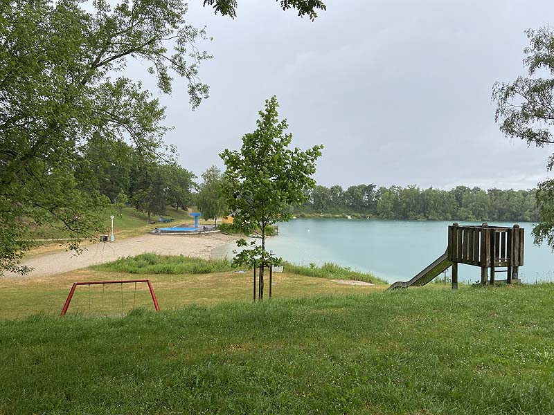 Der Badesee Kaltenbachsee in Muggensturm in Baden-Württemberg