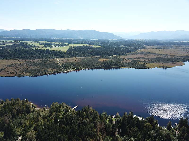 Luftaufnahme, Luftbild vom Kirchsee bei Bad Tölz