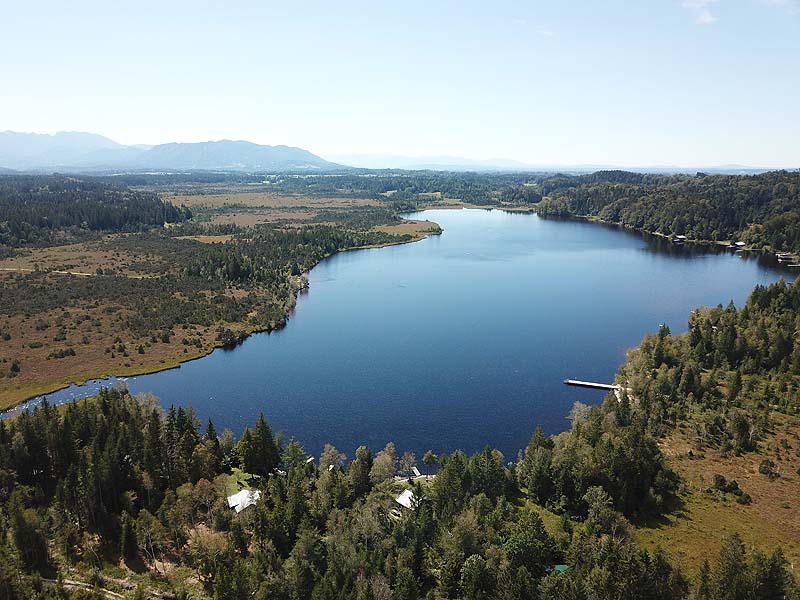 Luftaufnahme, Luftbild vom Kirchsee bei Bad Tölz