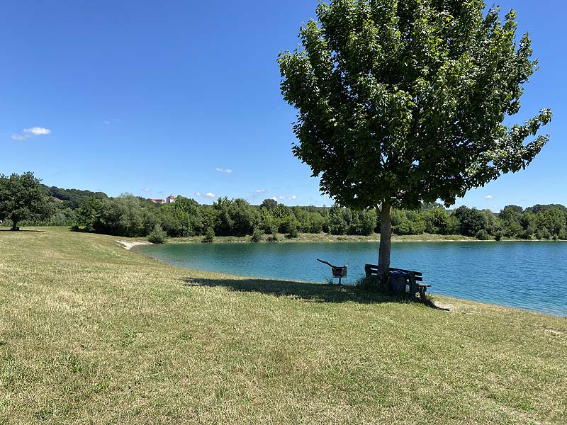 Der Badesee Lehenfeldsee in Altisheim in Bayern