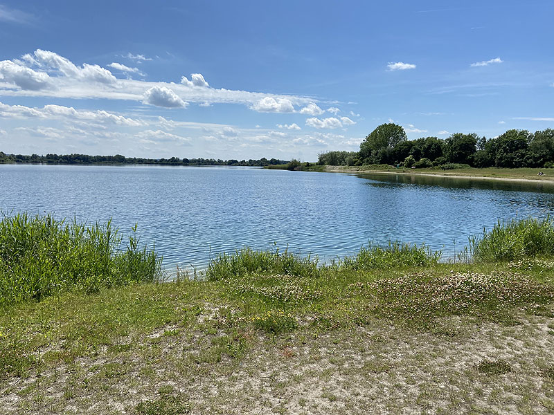Der Badesee Lichtenauer See in Weichering in Bayern
