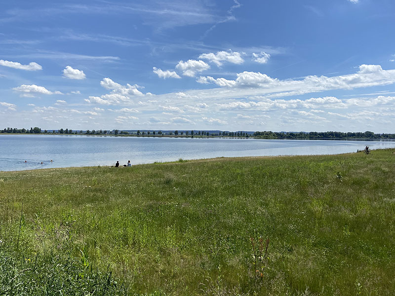 Der Badesee Lichtenauer See in Weichering in Bayern