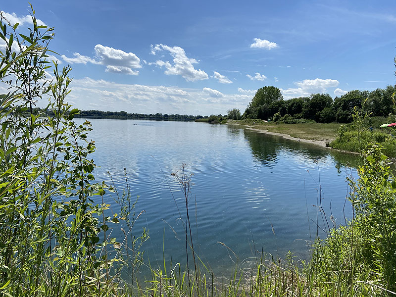 Der Badesee Lichtenauer See in Weichering in Bayern