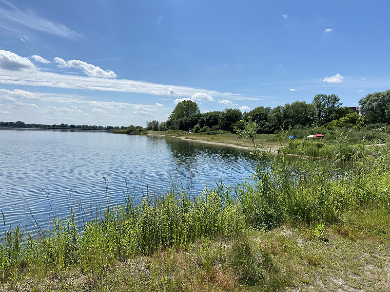 Der Badesee Lichtenauer See in Weichering in Bayern