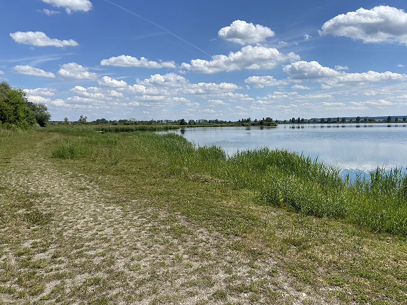 Der Badesee Lichtenauer See in Weichering in Bayern