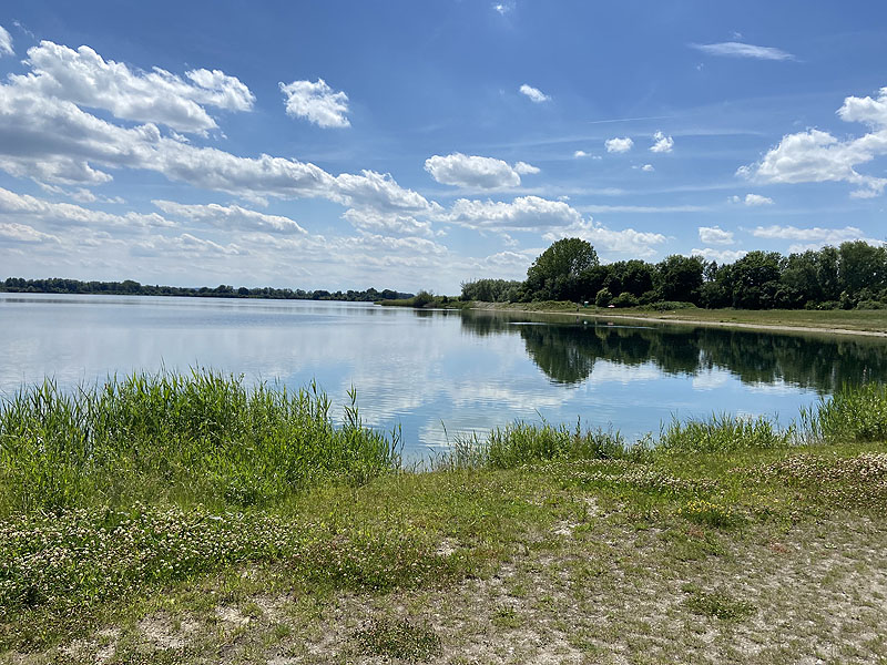 Der Badesee Lichtenauer See in Weichering in Bayern