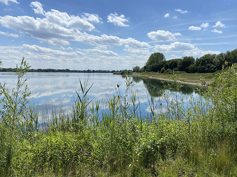 Der Badesee Lichtenauer See in Weichering in Bayern