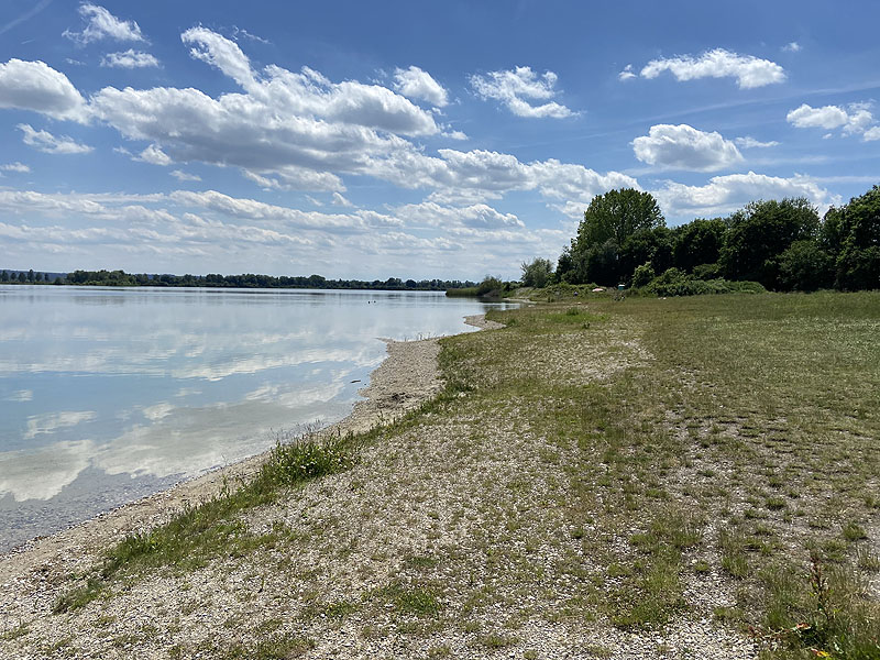 Der Badesee Lichtenauer See in Weichering in Bayern