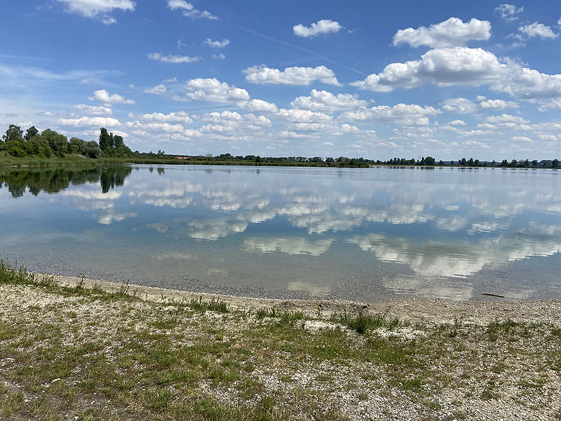 Der Badesee Lichtenauer See in Weichering in Bayern