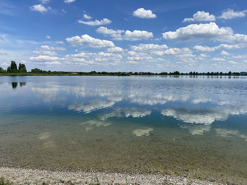 Der Badesee Lichtenauer See in Weichering in Bayern