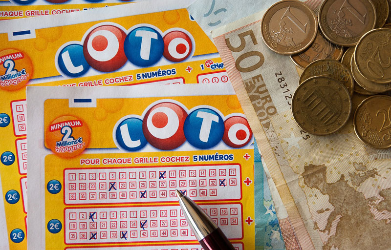 Lottoschein und Bargeld