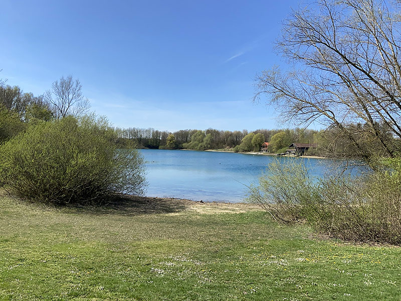 Der Badesee Mammendorfer See im Landkreis Fürstenfeldbruck