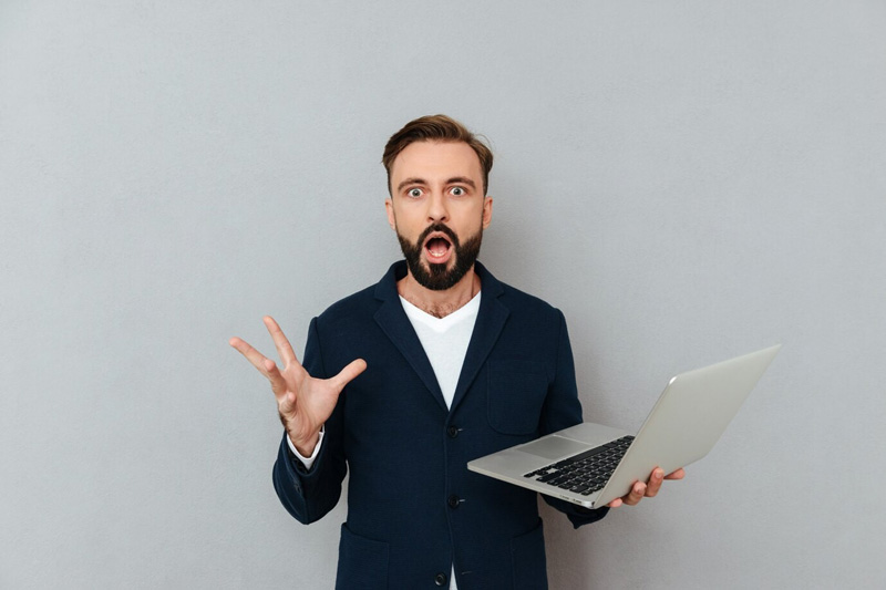Mann mit Laptop