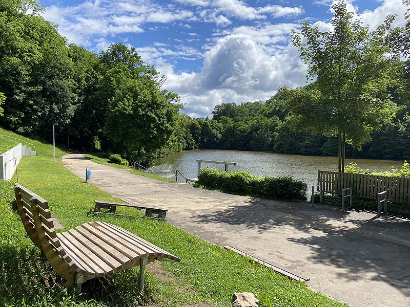 Der Badesee Tiefer See in Maulbronn in Baden-Württemberg