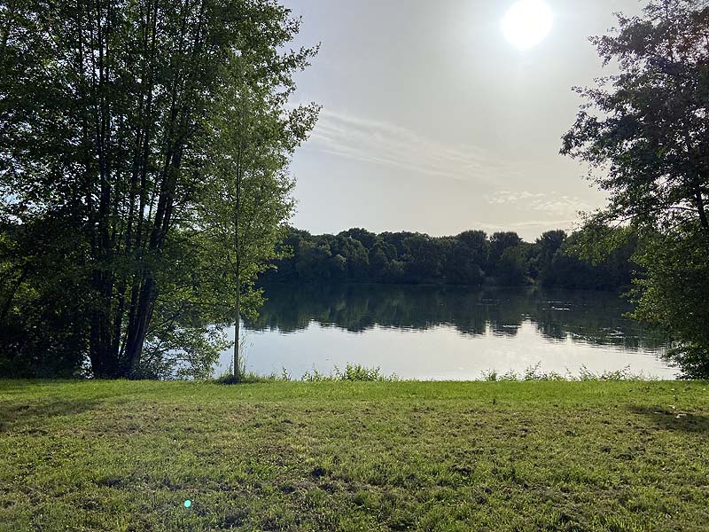 Der Badesee Moosweiher in Freiburg in Baden-Württemberg